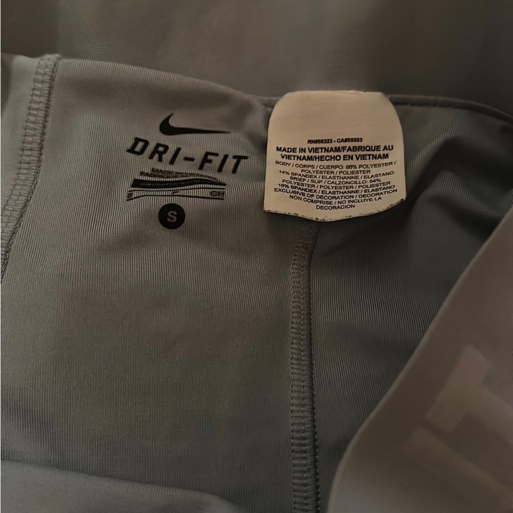 Nike Dri-Fit - Picture 2 of 2